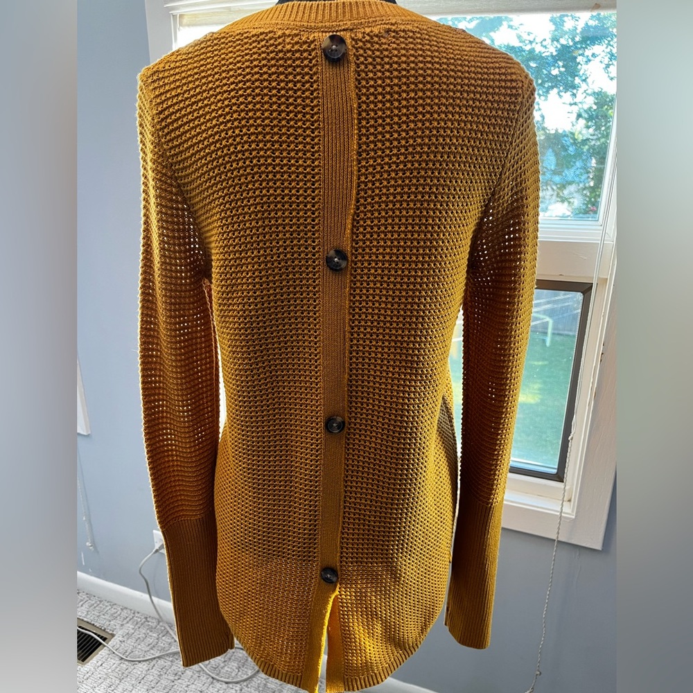 Women's Button Down Back Sweater by Max Studio sz M